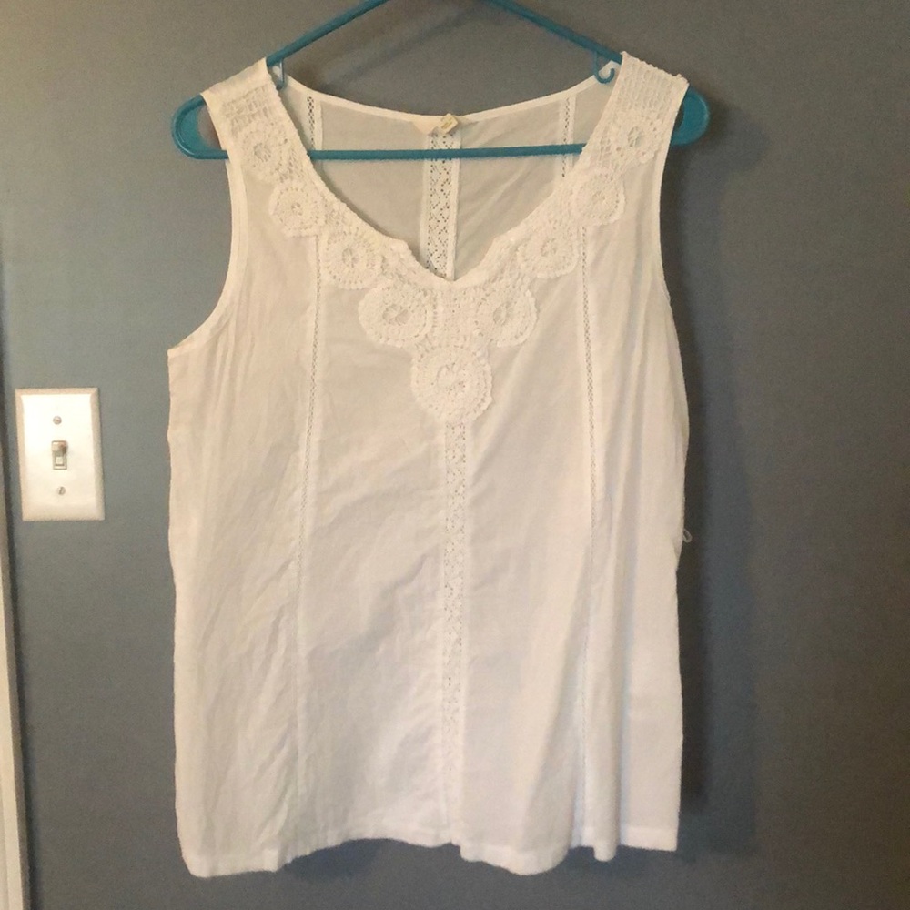 White, crochet neckline tank